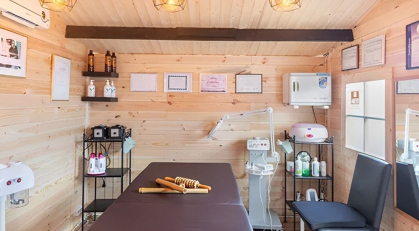 Interieur van Mi Reina Skin Care in Barendrecht, Zuid-Holland, NL met moderne behandelruimte in rustieke stijl.
