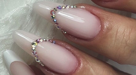 Manucure élégante avec strass chez Flo Nails & Lash Academy, La Boissiere, Occitanie, FR.
