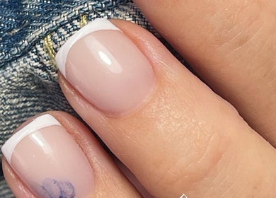 French manicure raffinée chez Flo Nails & Lash Academy à La Boissiere, Occitanie, FR.