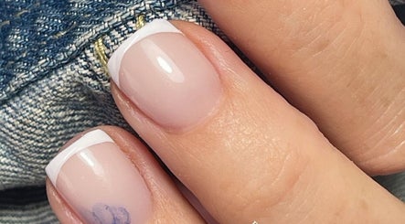 French manicure raffinée chez Flo Nails & Lash Academy à La Boissiere, Occitanie, FR.