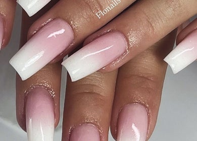 Manucure rose et blanche par Flo Nails & Lash Academy, La Boissière, Occitanie, FR.