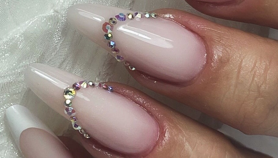 Nail art élégant avec strass chez Flo Nails & Lash Academy, La Boissiere, Occitanie, FR.