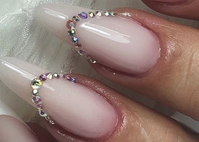 Nail art élégant avec strass chez Flo Nails & Lash Academy, La Boissiere, Occitanie, FR.