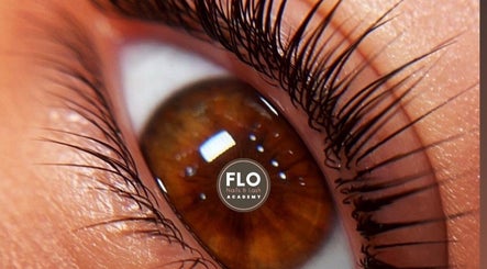 Extension de cils chez Flo Nails & Lash Academy à La Boissière, Occitanie, FR. Beauté et sophistication garantis.