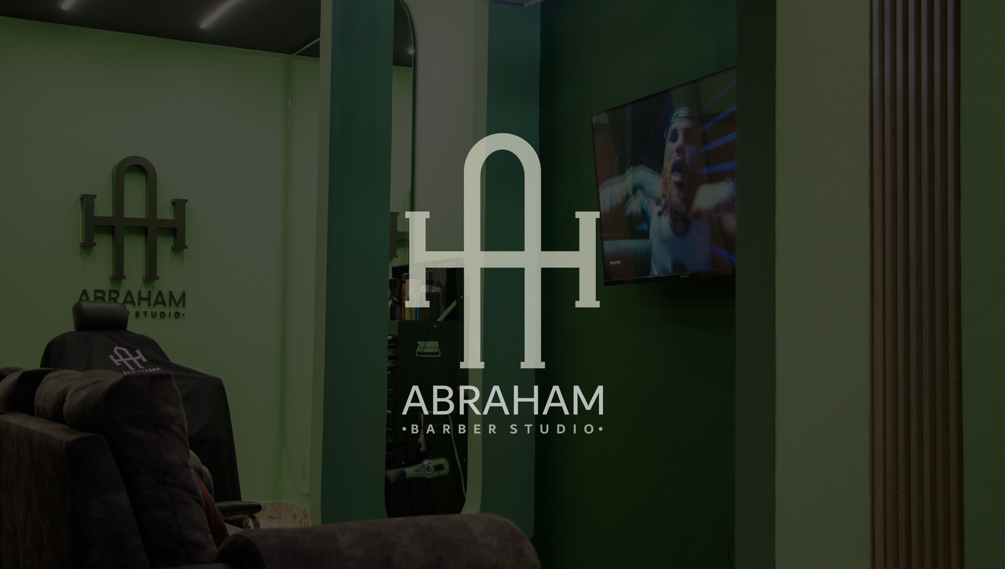 Interior del Abraham Barber Studio en Norte De Santander, CO, mostrando un sillón y pantalla.