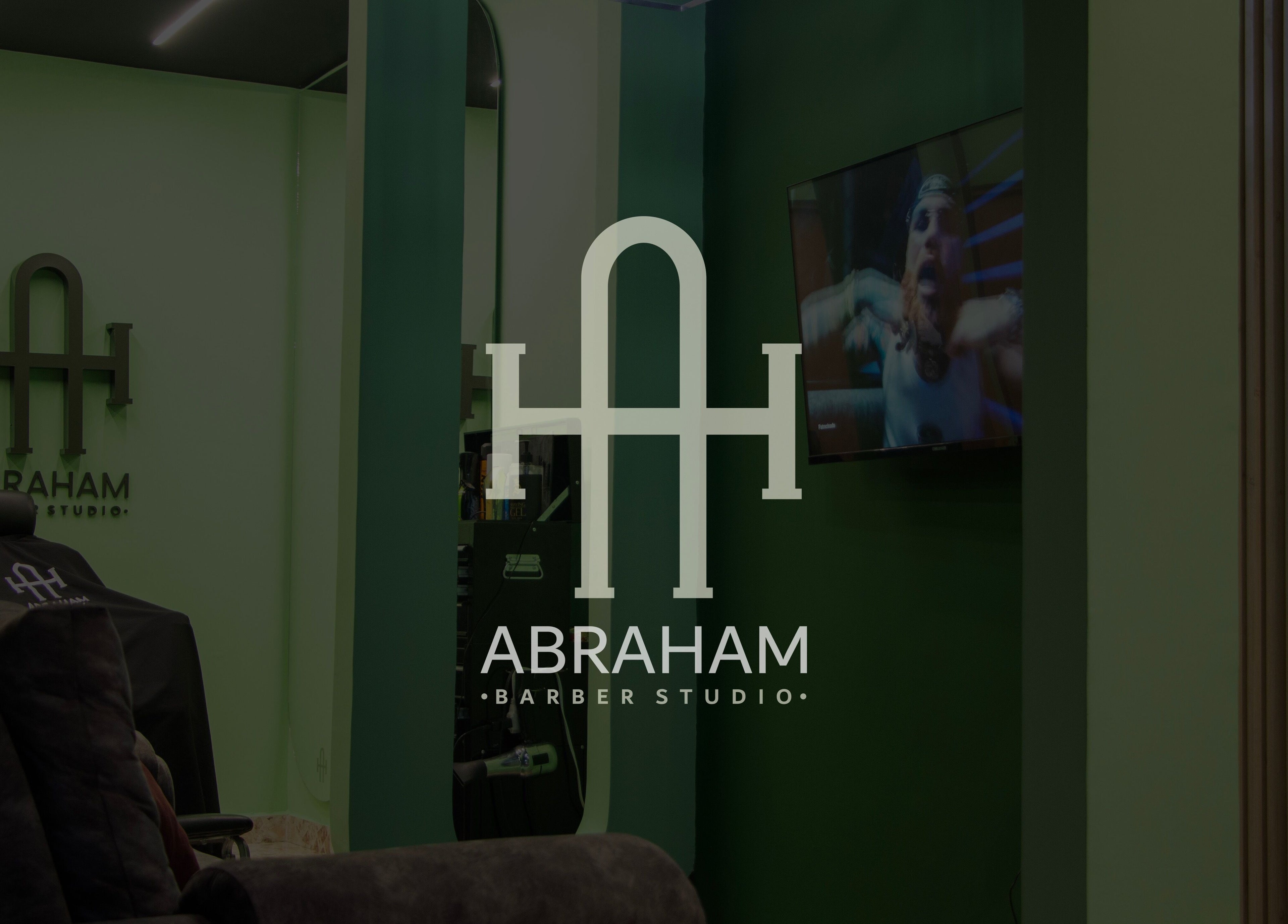 Interior del Abraham Barber Studio en Norte De Santander, CO, mostrando un sillón y pantalla.