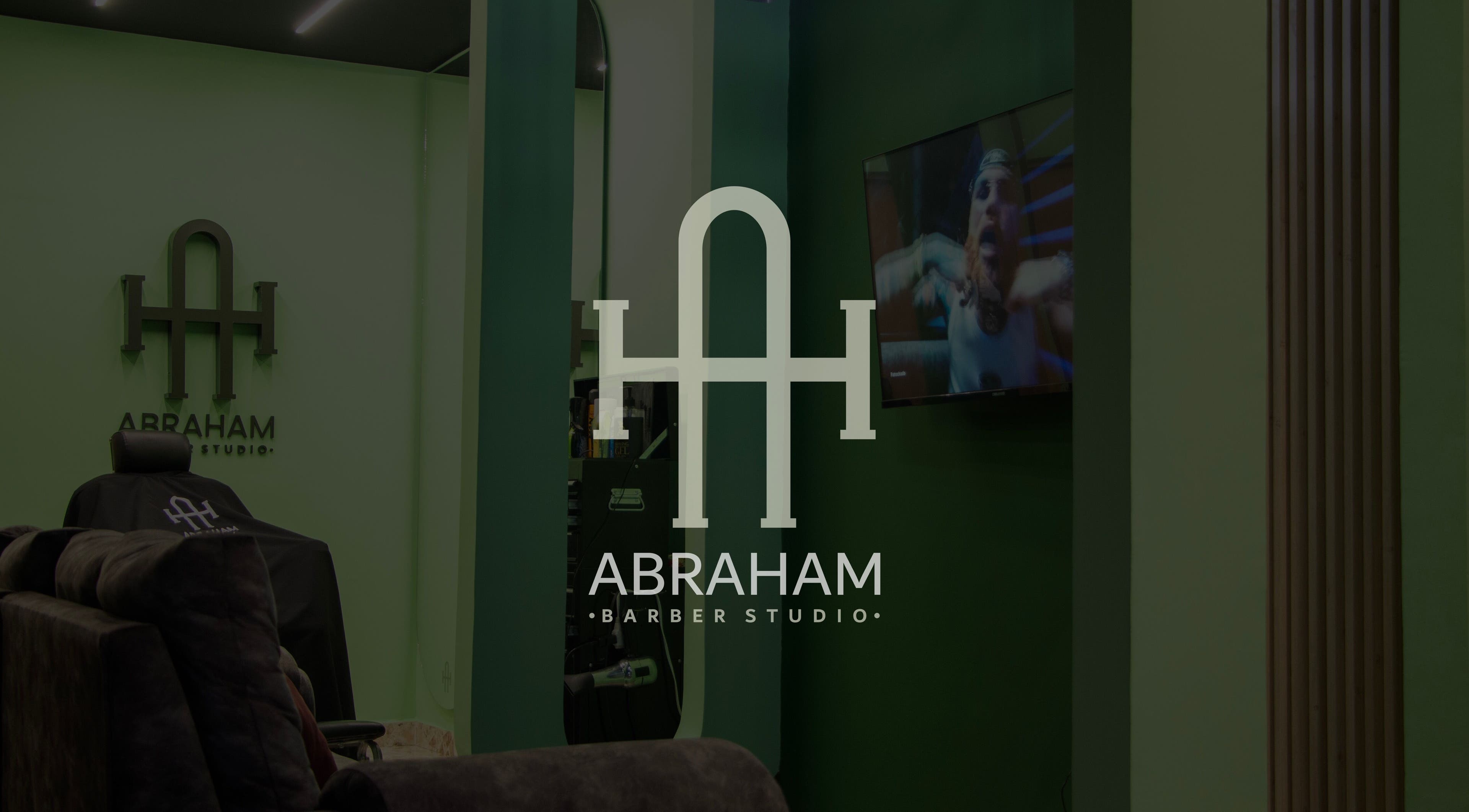 Interior del Abraham Barber Studio en Norte De Santander, CO, mostrando un sillón y pantalla.