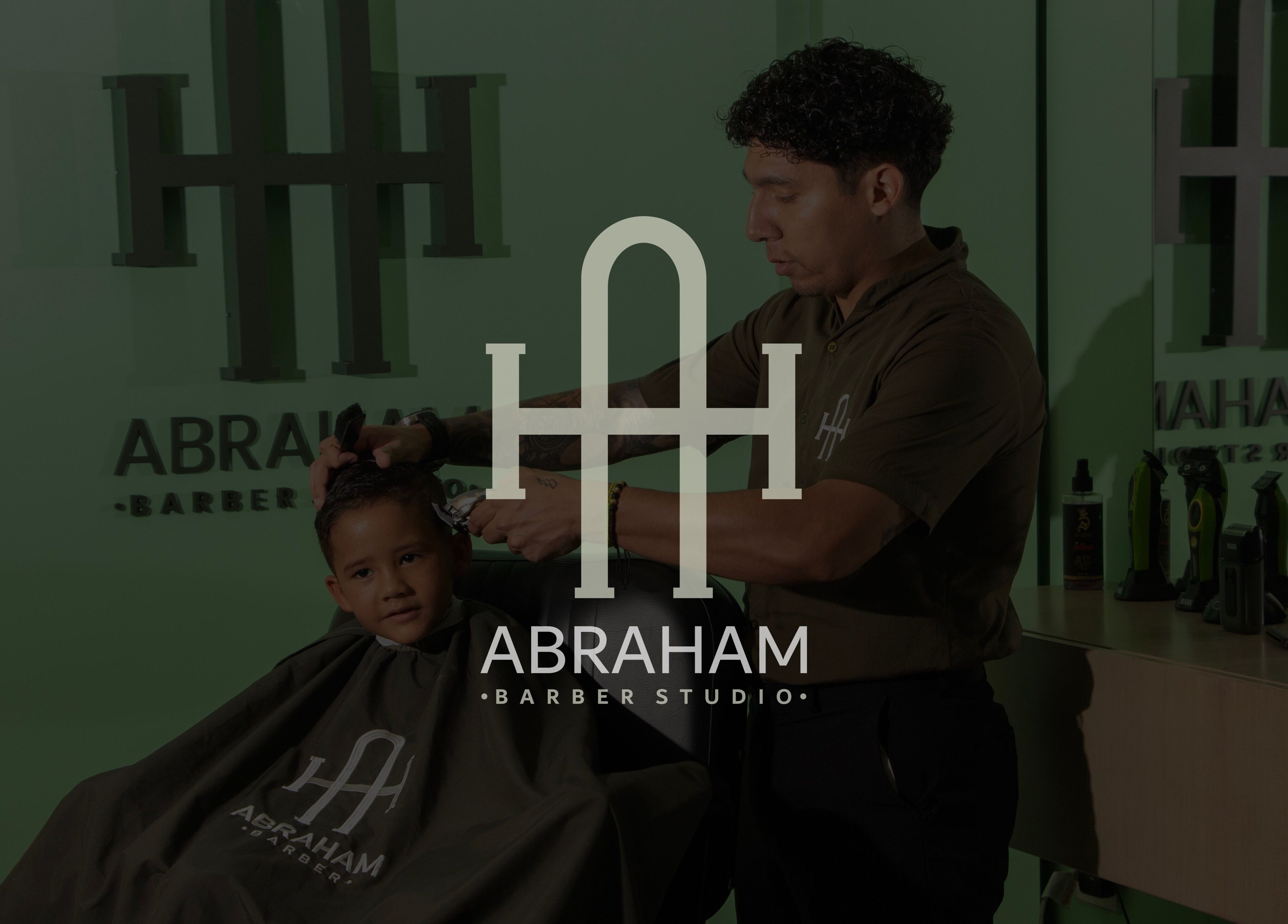 Niño recibiendo corte de cabello en Abraham Barber Studio, Norte De Santander, CO. Ambiente moderno.