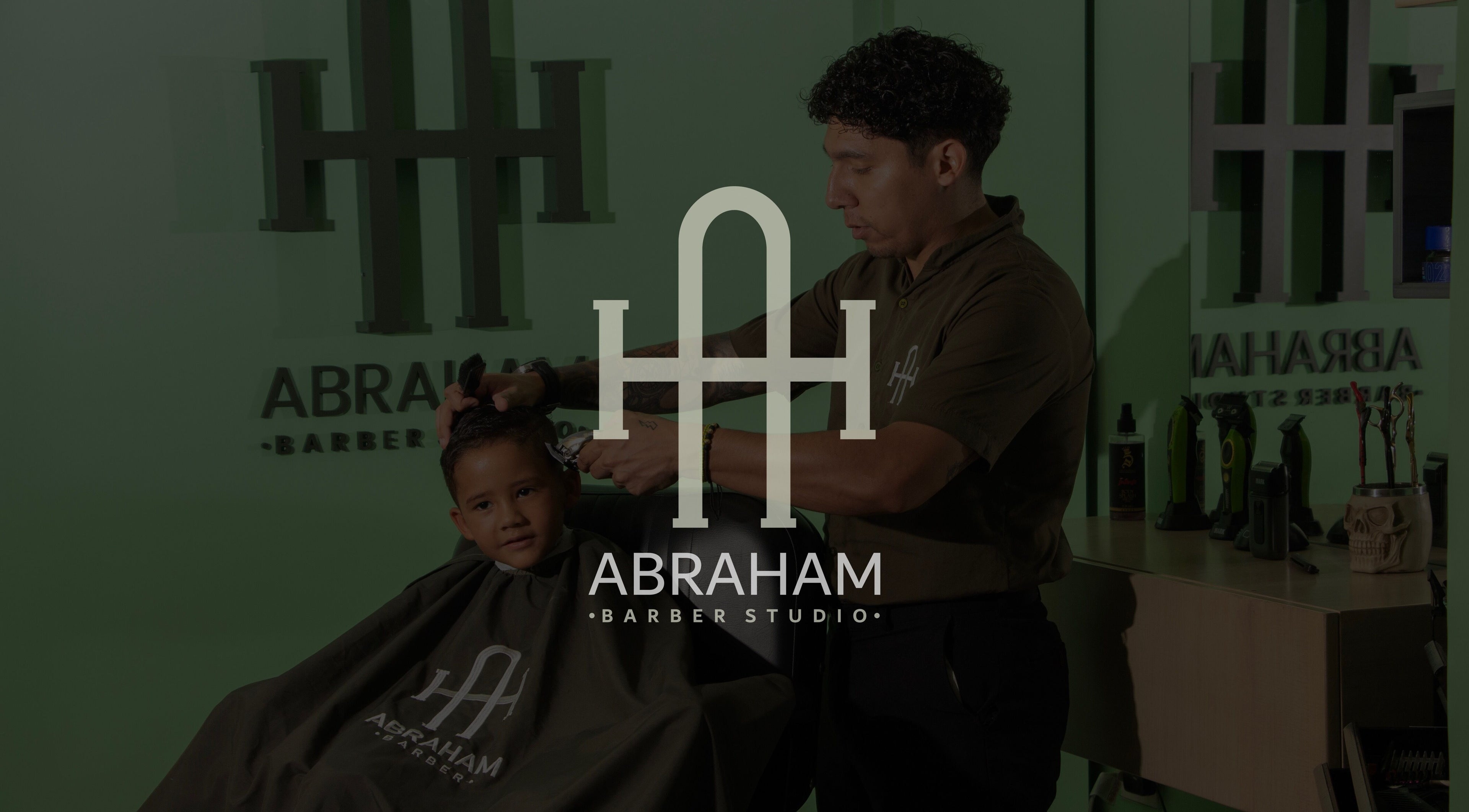 Niño recibiendo corte de cabello en Abraham Barber Studio, Norte De Santander, CO. Ambiente moderno.