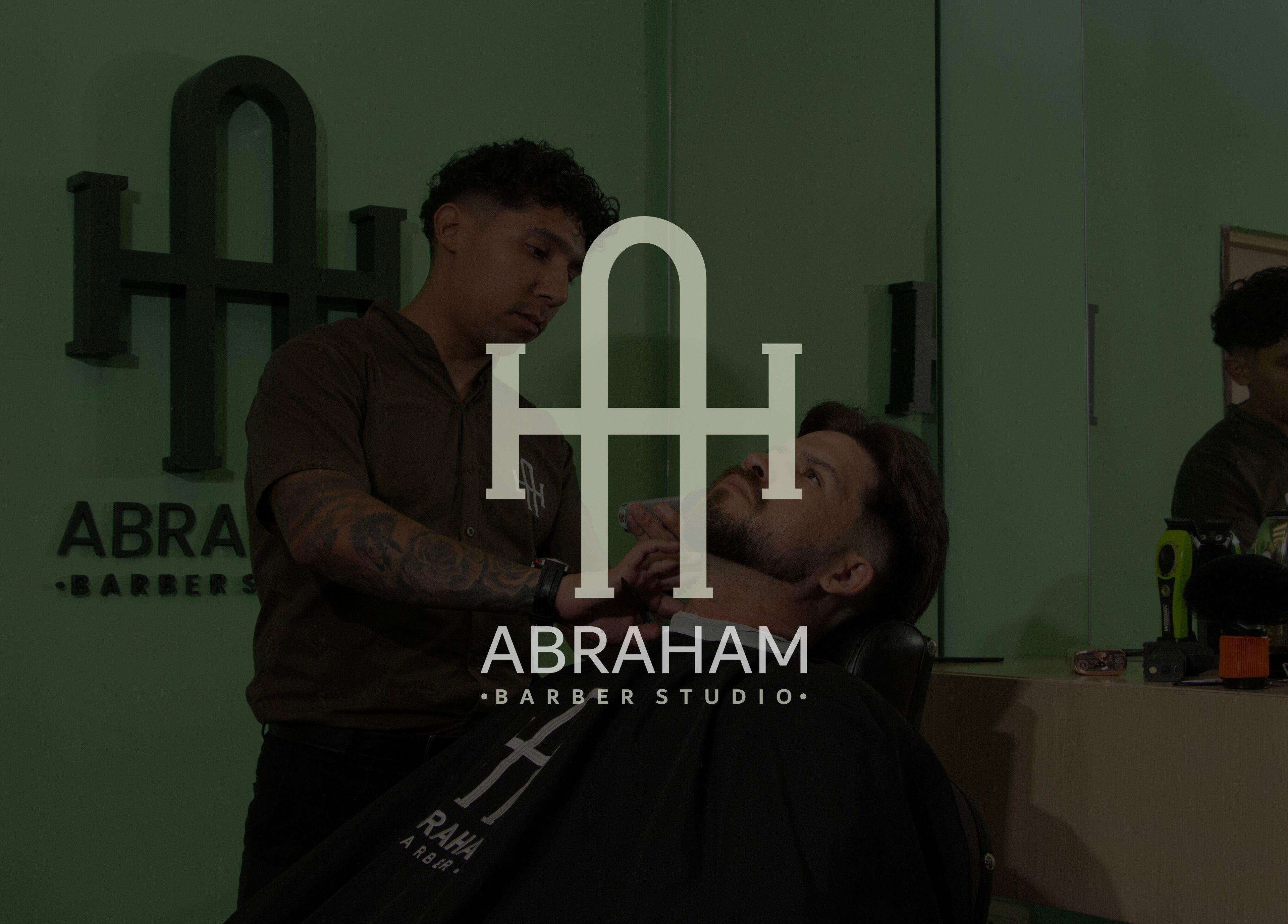 Estilista en Abraham Barber Studio, Norte De Santander, CO, ofreciendo un servicio de afeitado al cliente.