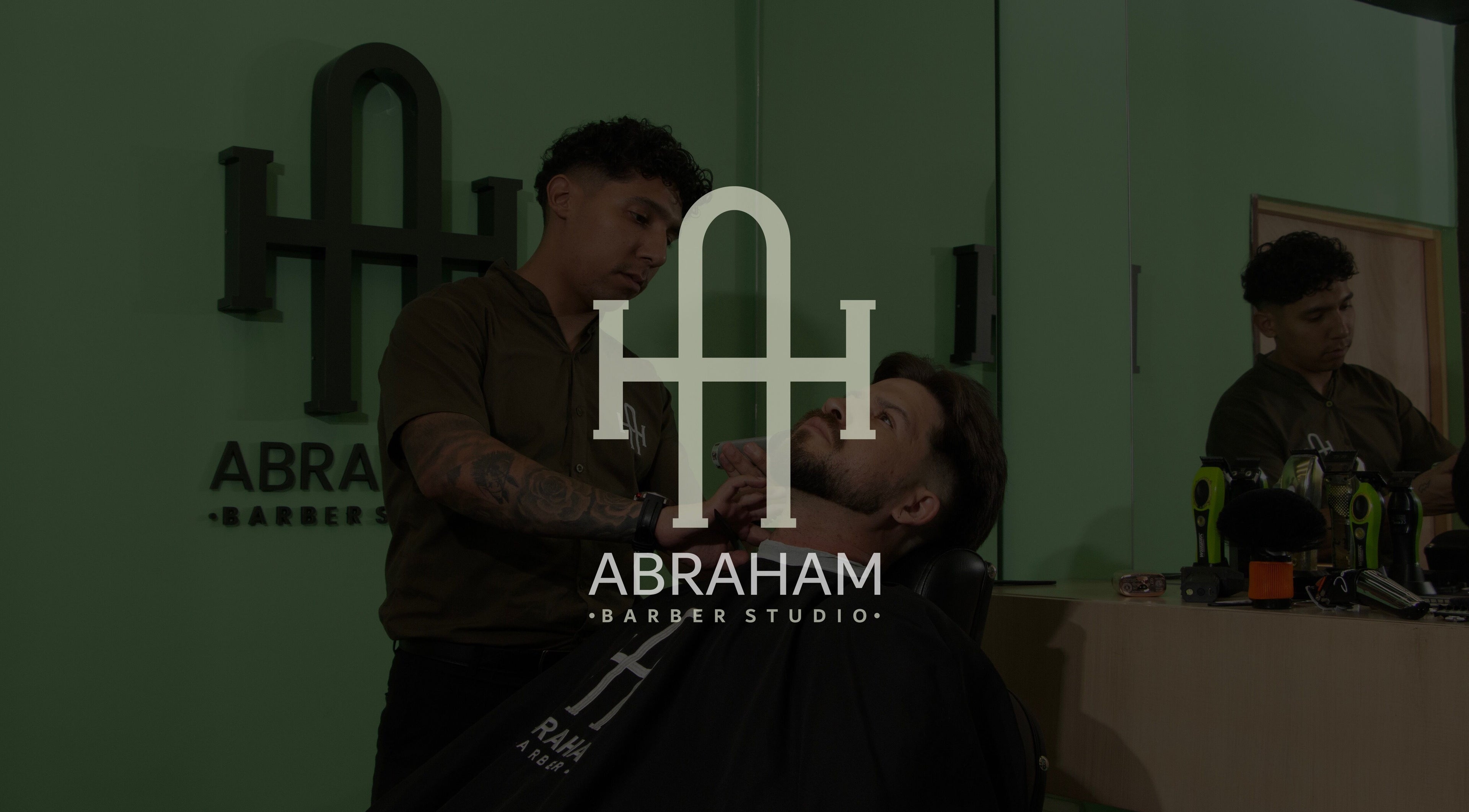 Estilista en Abraham Barber Studio, Norte De Santander, CO, ofreciendo un servicio de afeitado al cliente.