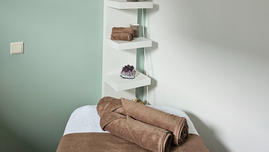 By Angelique l Massage & Energetische behandeling image 1