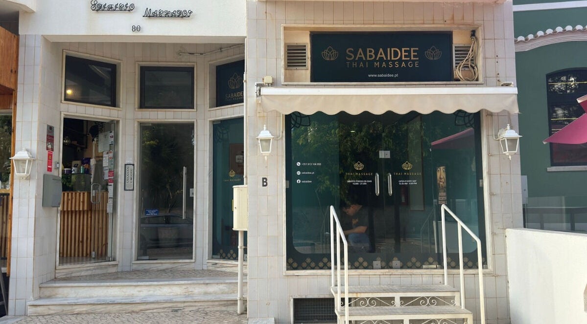 Front entrance of Sabaidee Thai Massage Portimão in Portimão, Faro, PT showcasing glass doors.