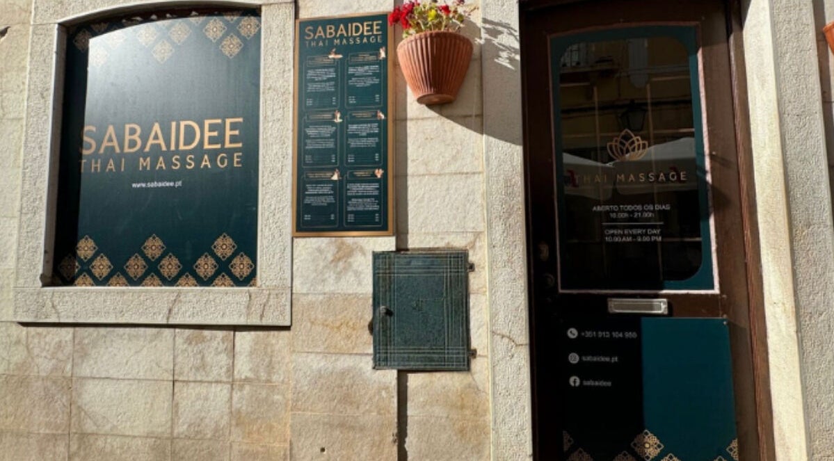Entrance of Sabaidee Thai Massage Sesimbra in Sesimbra, Setúbal, PT, showcasing traditional design.