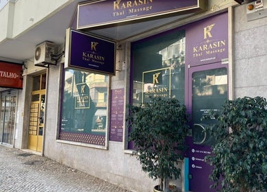 Entrance of Kalasin Thai Massage Algés located in Algés, Lisboa, PT, featuring elegant signage.