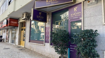 Entrance of Kalasin Thai Massage Algés located in Algés, Lisboa, PT, featuring elegant signage.