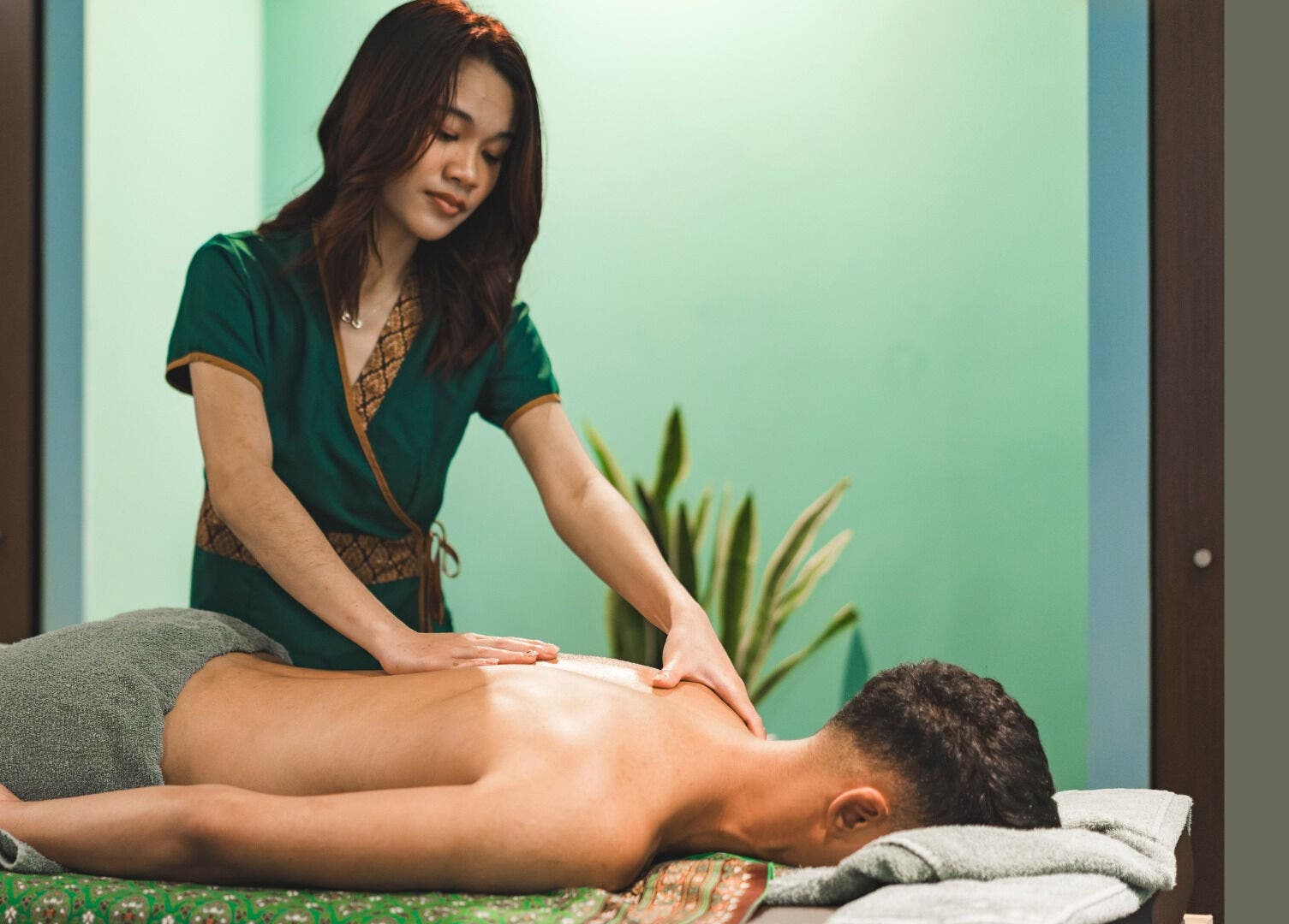 Therapist at Sabaidee Thai Massage Sagres in Sagres, Faro, PT giving a relaxing back massage.