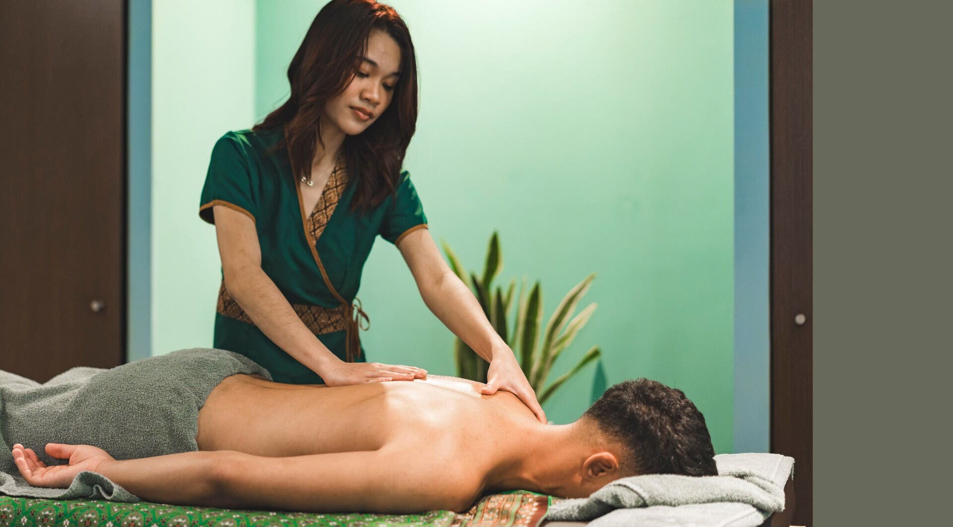 Therapist at Sabaidee Thai Massage Sagres in Sagres, Faro, PT giving a relaxing back massage.