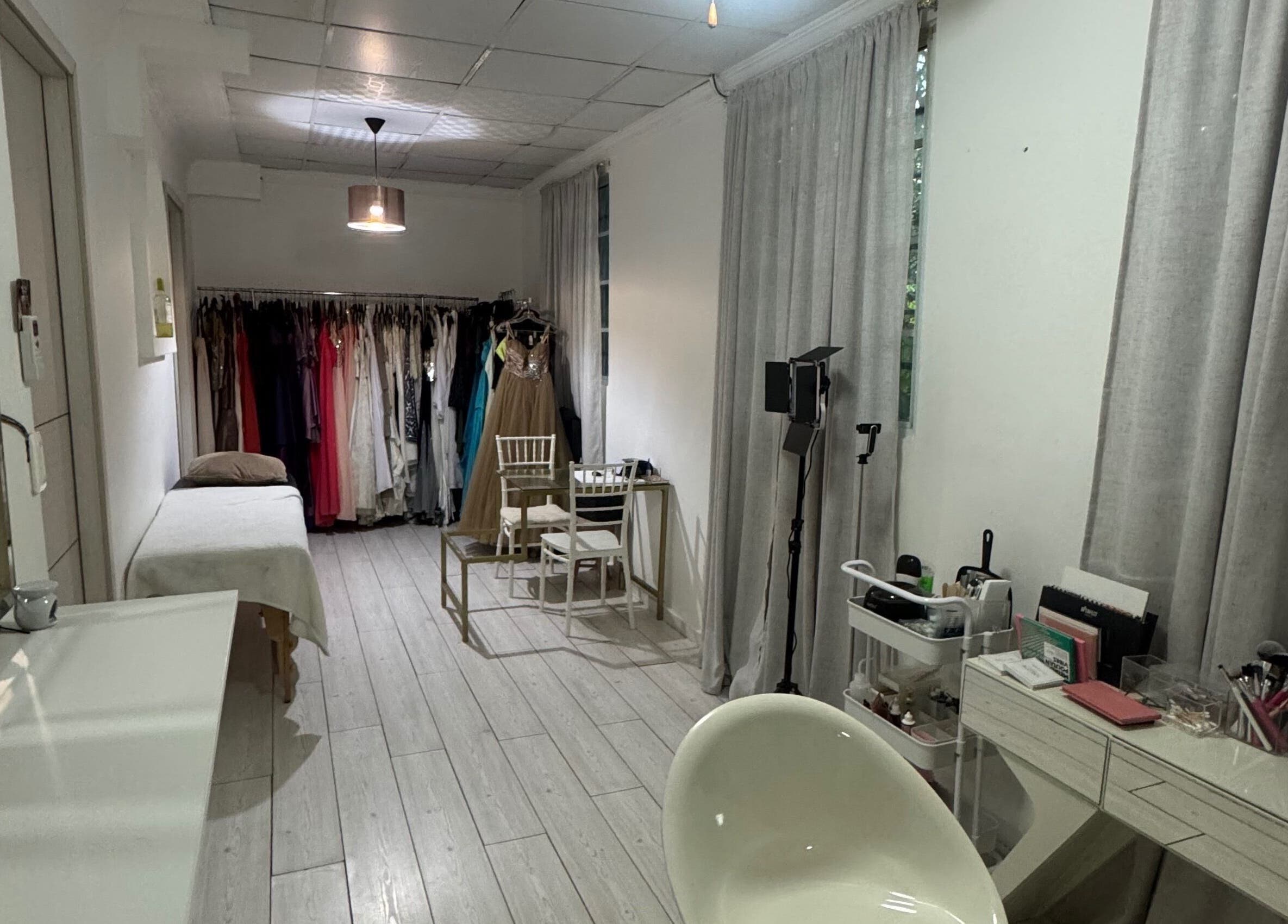 Estudio de belleza en Victoria Studio, Panamá, Provincia De Panamá, PA con vestuario y equipo de maquillaje.