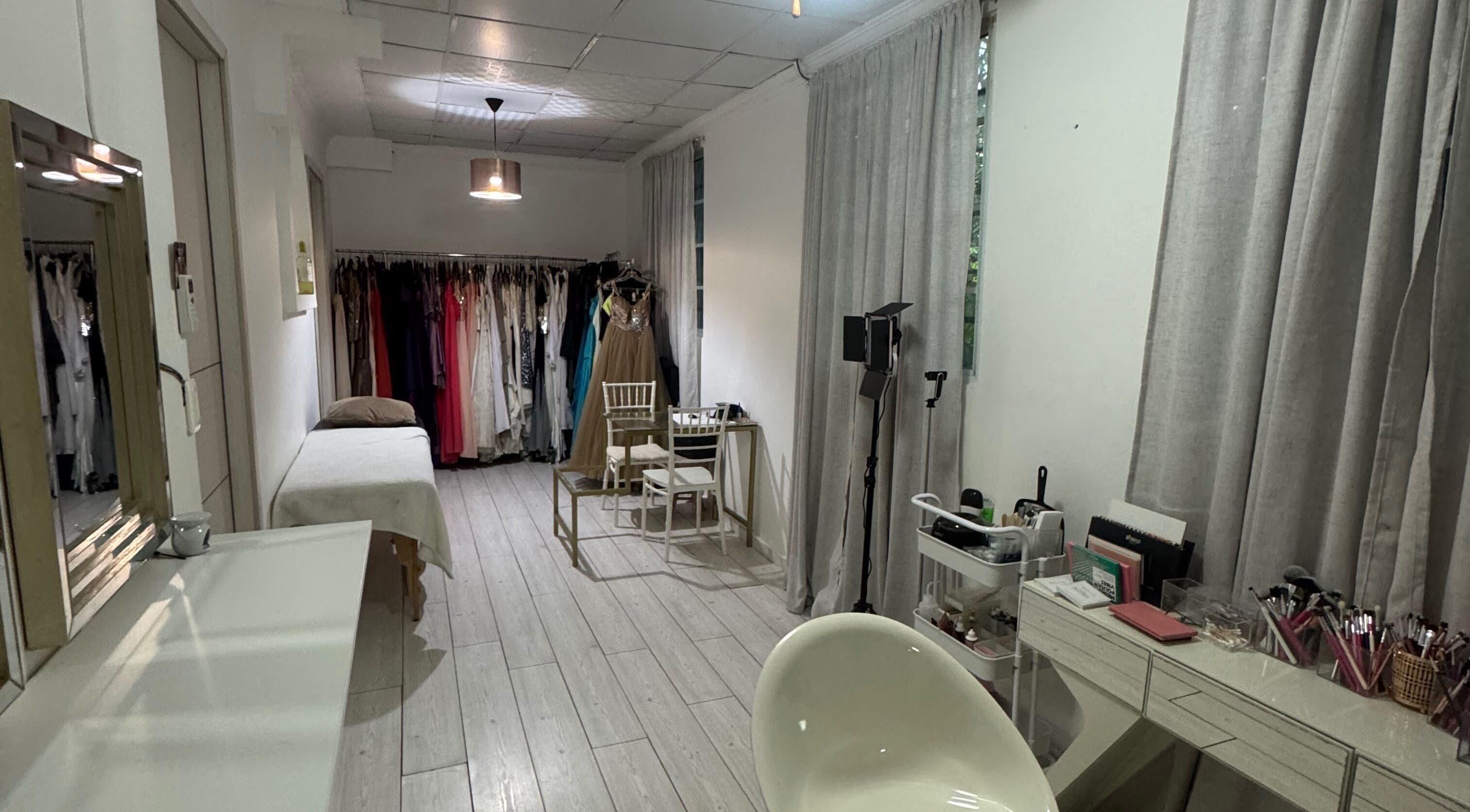 Estudio de belleza en Victoria Studio, Panamá, Provincia De Panamá, PA con vestuario y equipo de maquillaje.