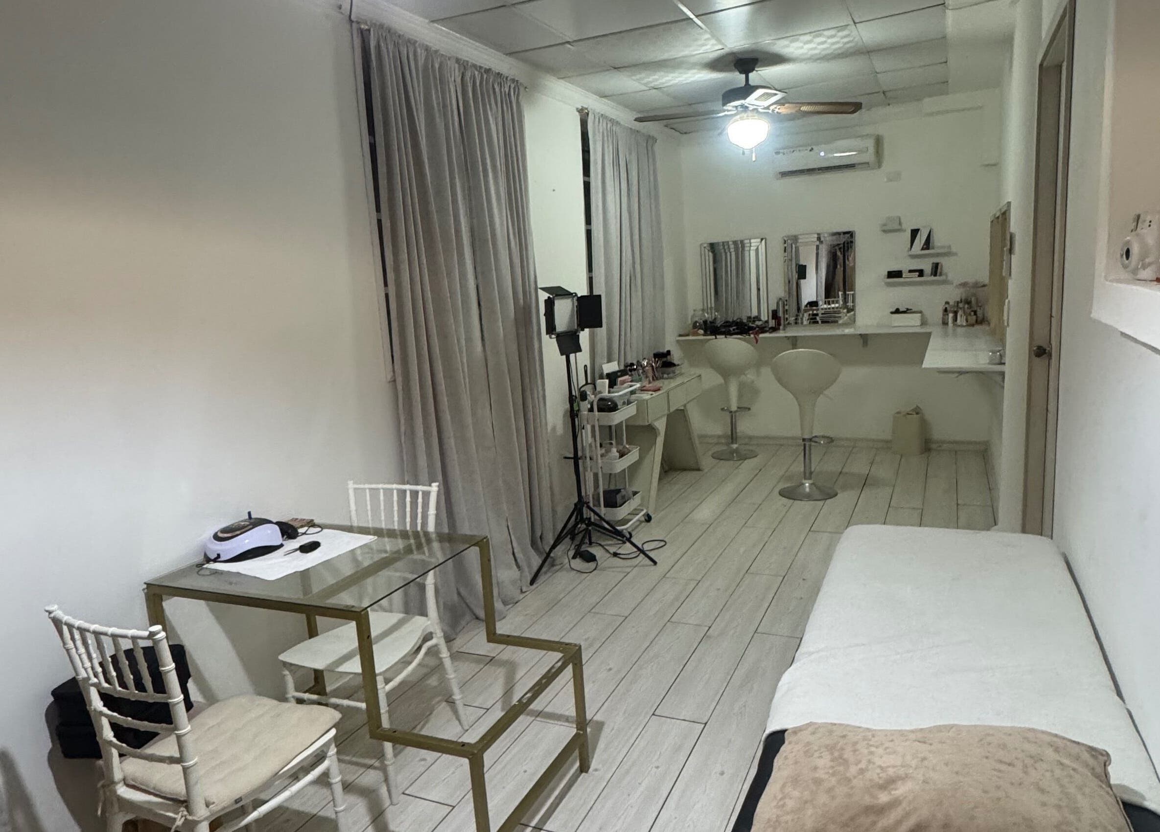 Interior moderno de Victoria Studio, Panamá, Provincia De Panamá, PA, con estaciones de belleza y sillas elegantes.