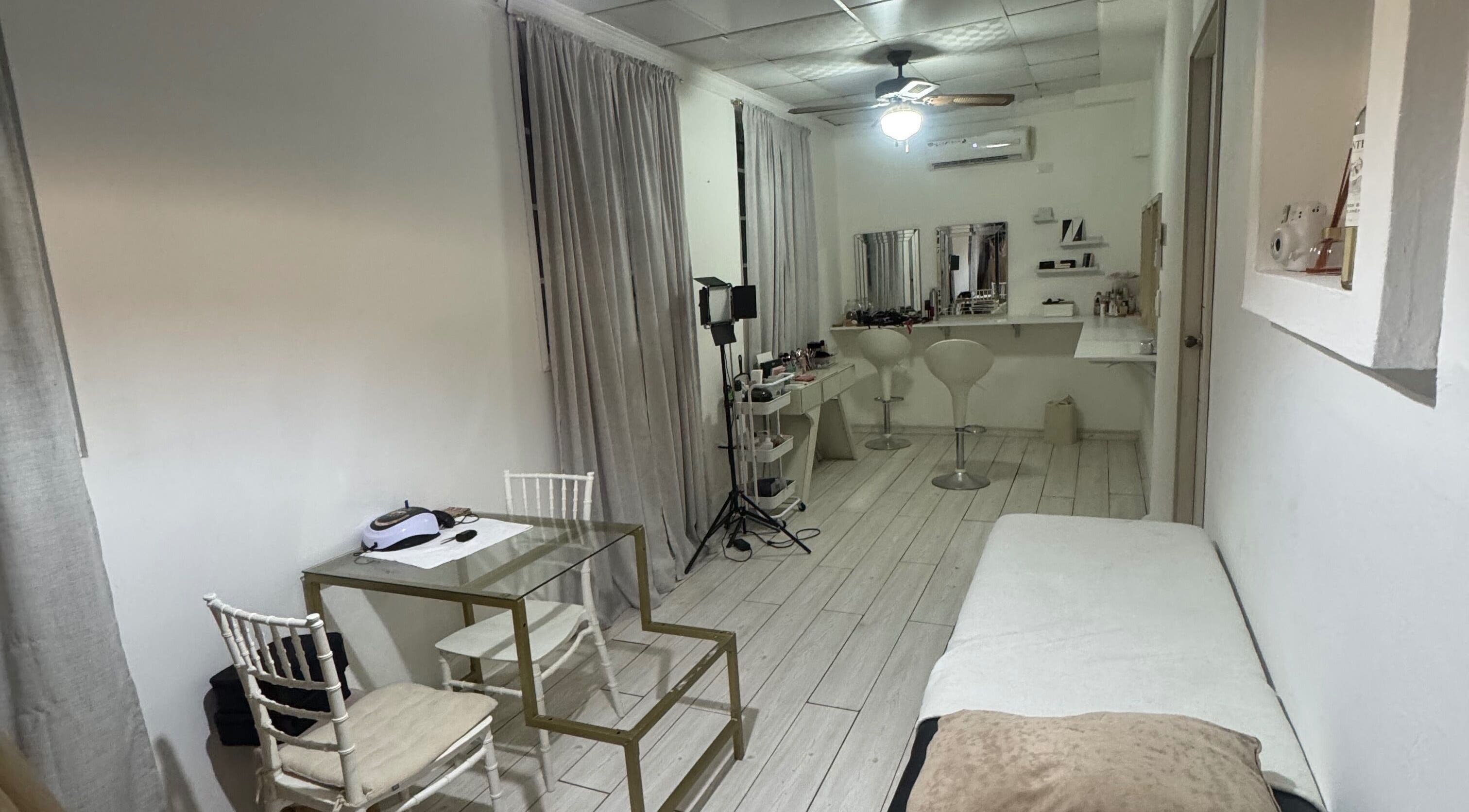 Interior moderno de Victoria Studio, Panamá, Provincia De Panamá, PA, con estaciones de belleza y sillas elegantes.