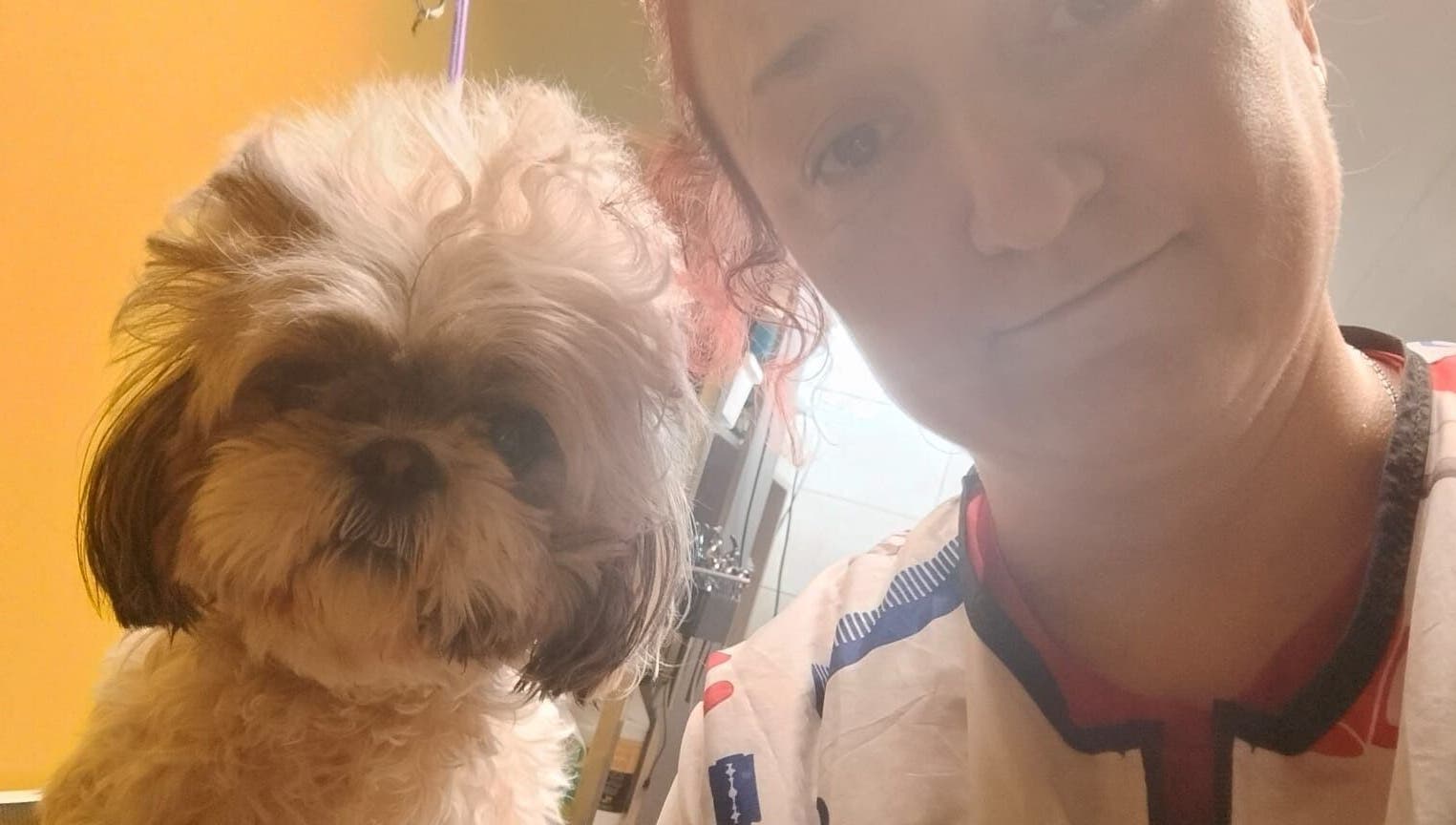 Piesek z opiekunką w Przyjazna Zagroda Salon Groomerski, Huta Mazowszańska, Województwo Mazowieckie, PL.