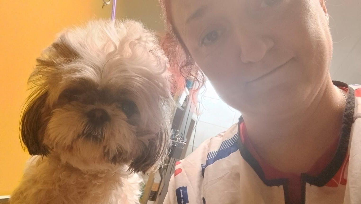 Piesek z opiekunką w Przyjazna Zagroda Salon Groomerski, Huta Mazowszańska, Województwo Mazowieckie, PL.