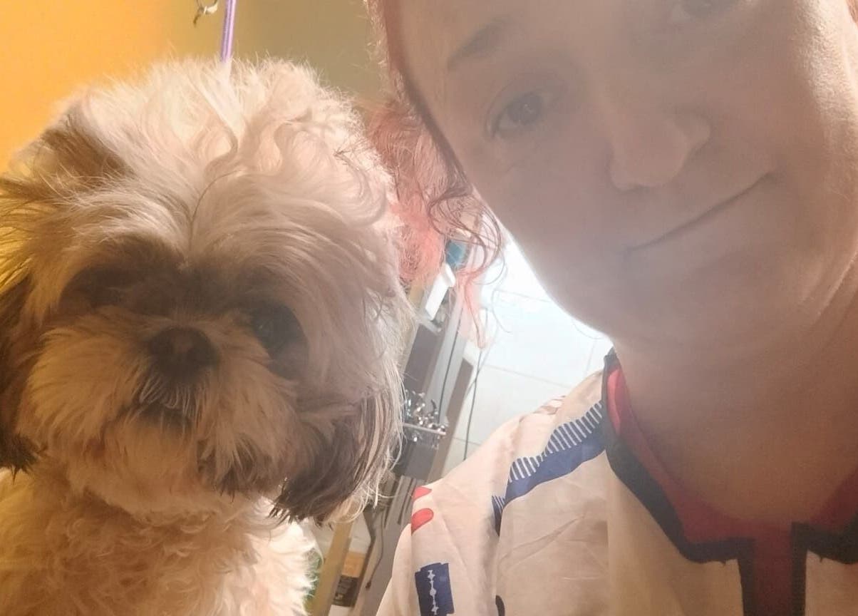 Piesek z opiekunką w Przyjazna Zagroda Salon Groomerski, Huta Mazowszańska, Województwo Mazowieckie, PL.