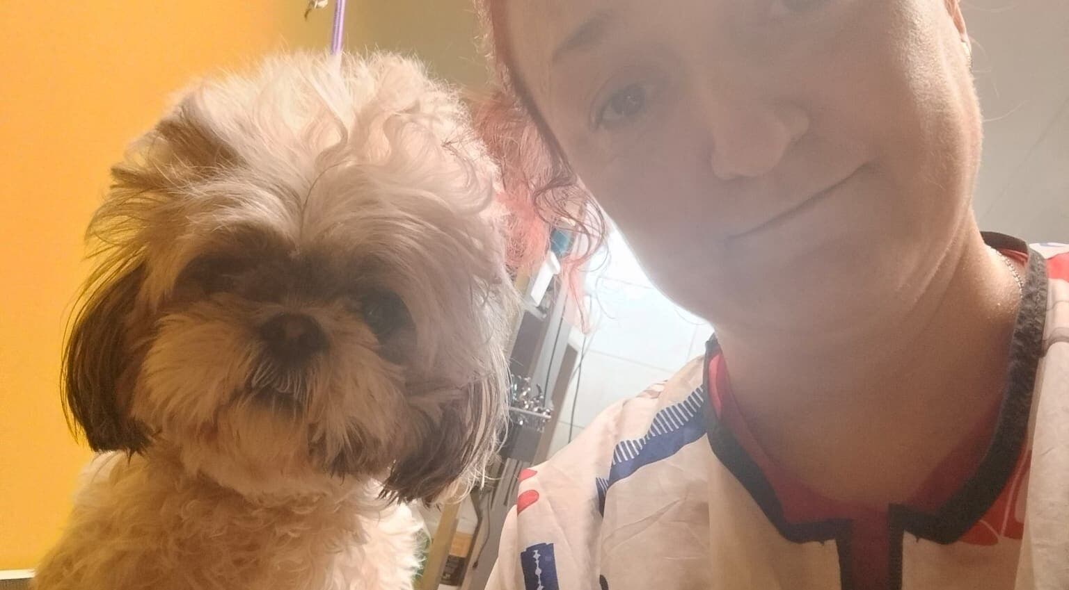 Piesek z opiekunką w Przyjazna Zagroda Salon Groomerski, Huta Mazowszańska, Województwo Mazowieckie, PL.