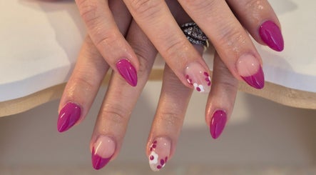 Luxxe Nails, bild 2