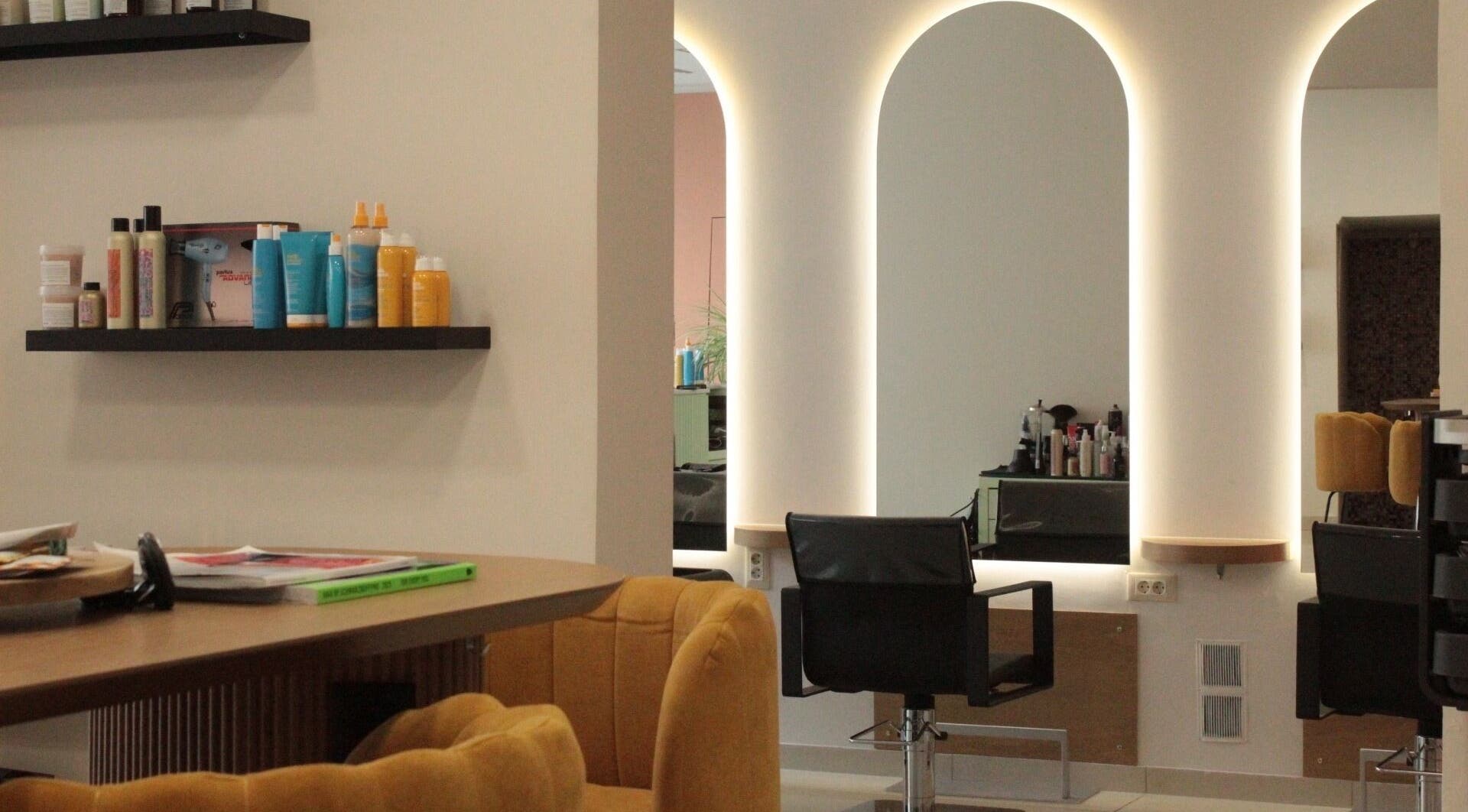 Σαλόνι Hairloom στη Ζάκυνθος, GR με κομψή διακόσμηση και καθρέπτες.