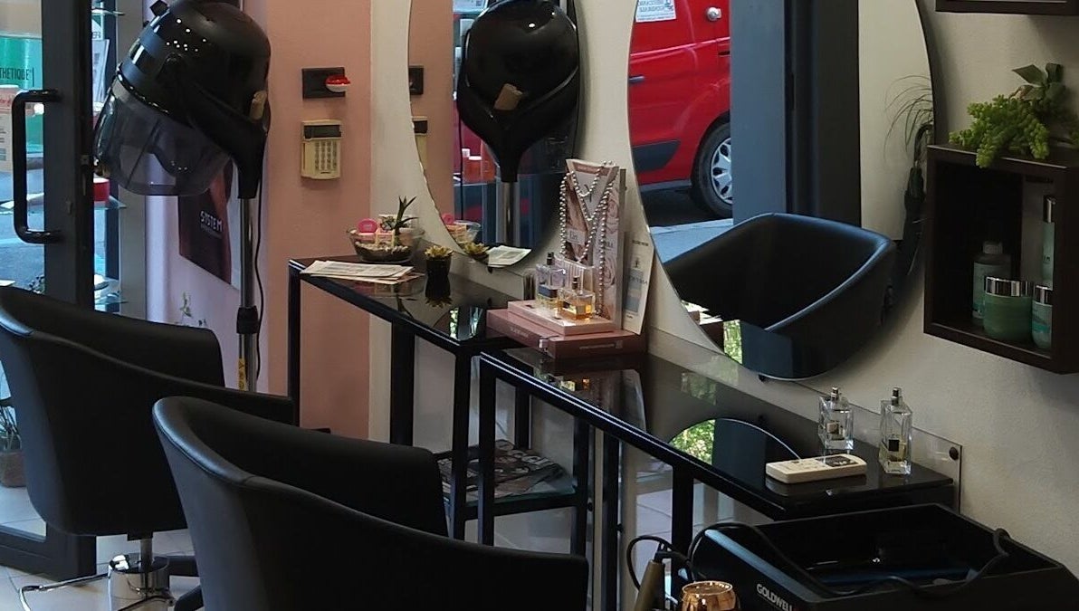 Postazione styling elegante a Mani di Forbice, Ferrara, Emilia-romagna, IT con specchio e sedie