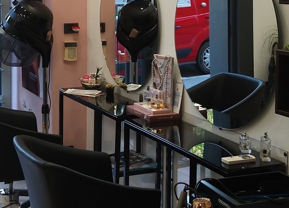 Postazione styling elegante a Mani di Forbice, Ferrara, Emilia-romagna, IT con specchio e sedie