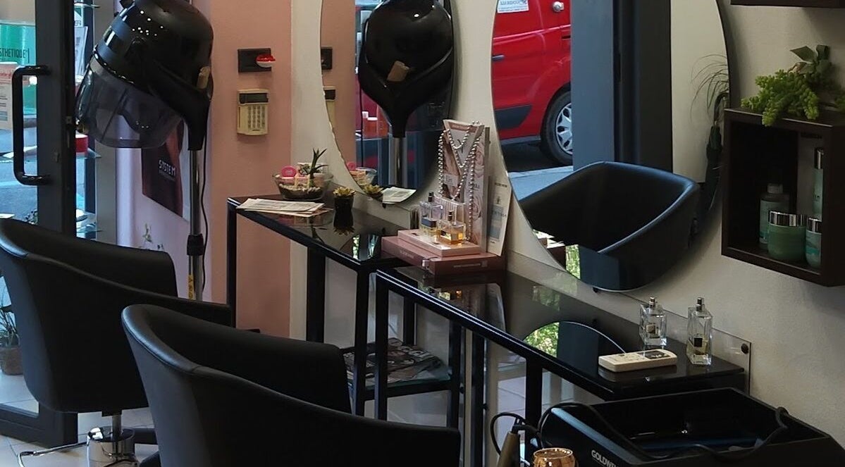 Postazione styling elegante a Mani di Forbice, Ferrara, Emilia-romagna, IT con specchio e sedie