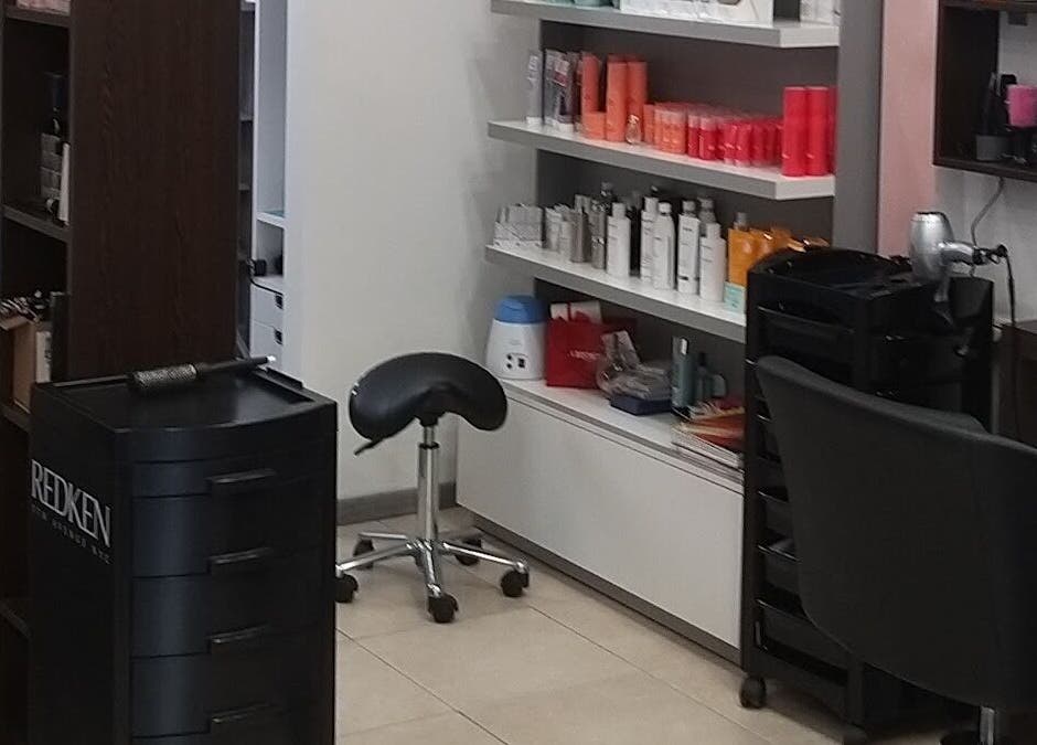 Interni raffinati di Mani di Forbice, Ferrara, Emilia-romagna, IT, con prodotti professionali in esposizione.