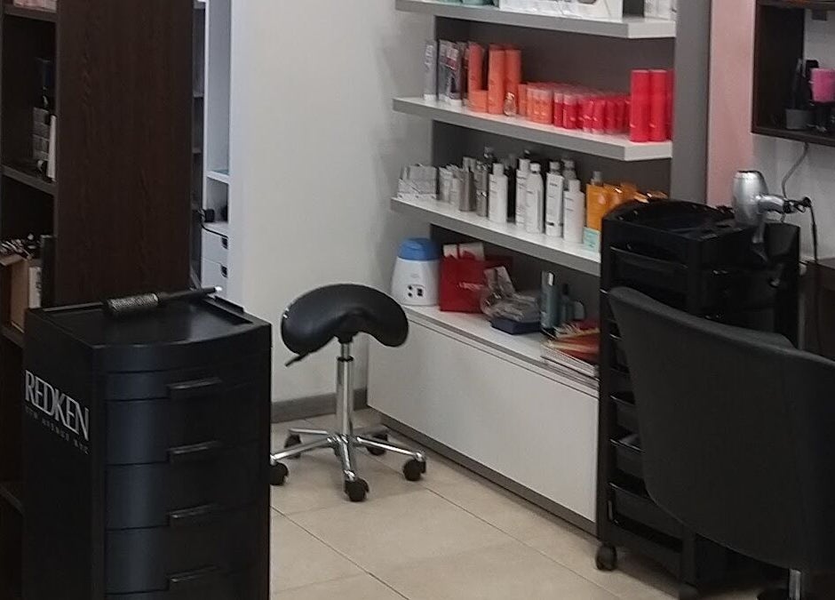 Interni raffinati di Mani di Forbice, Ferrara, Emilia-romagna, IT, con prodotti professionali in esposizione.