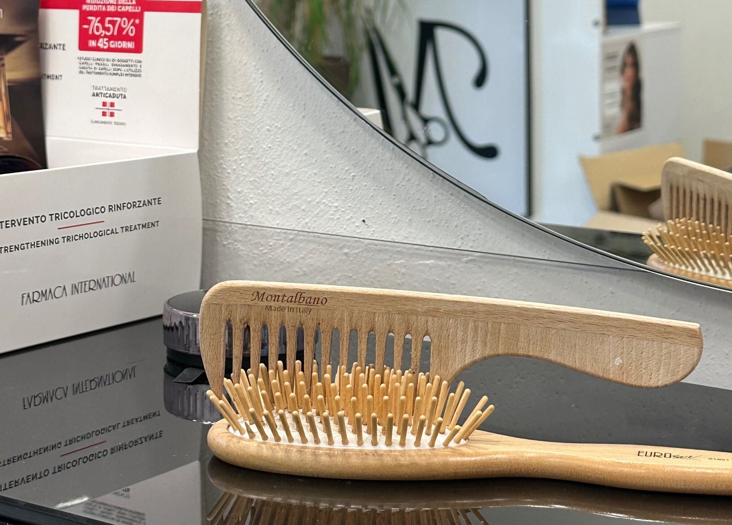 Spazzola in legno su piano di lavoro a Mani di Forbice, Ferrara, Emilia-romagna, IT.