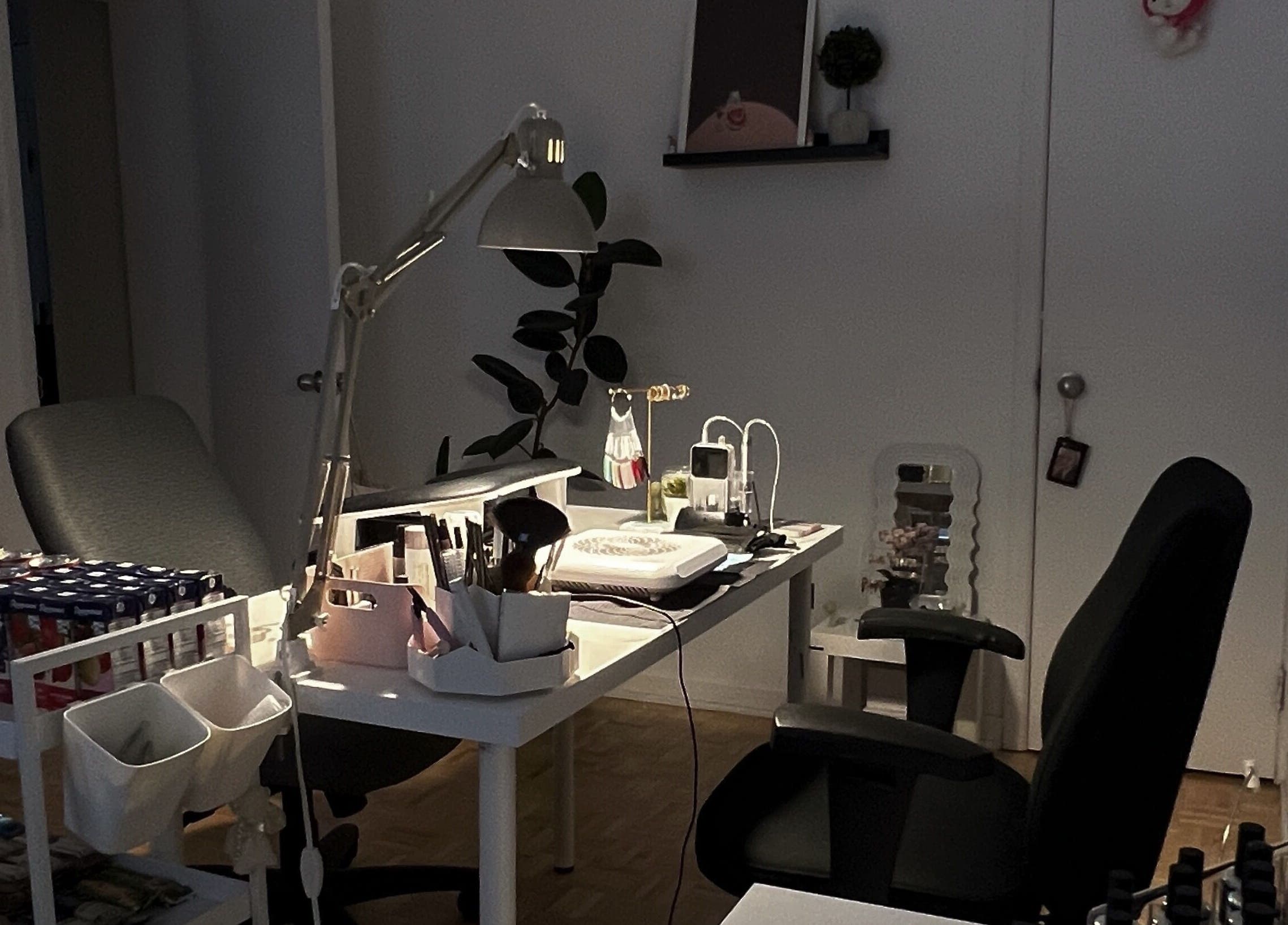 Cozy nail studio setup at Pressed Beans, Montréal, Québec, CA with tools and specialized lighting.