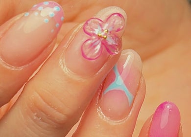Pink nails with floral design at Gracie’s Nail Lab, West Bromwich, England, GB for elegant beauty.