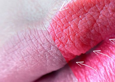 Close-up de labios rosas cuidados en Cejas Roslyn, Miami, Florida, US, destacando textura y color vibrante.