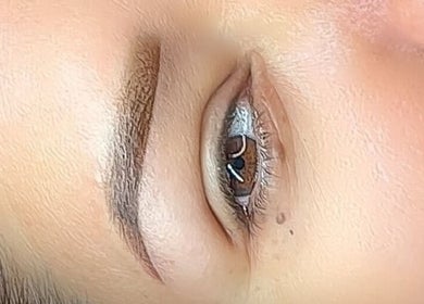 Ceja estilizada en Cejas Roslyn, Miami, Florida, US, mostrando acabado profesional y natural.