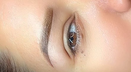 Ceja estilizada en Cejas Roslyn, Miami, Florida, US, mostrando acabado profesional y natural.