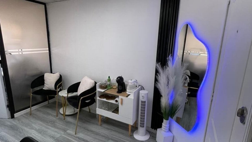 Espacio acogedor en YessiStudio.cl, Providencia, Región Metropolitana, CL, con sillas y espejo iluminado.