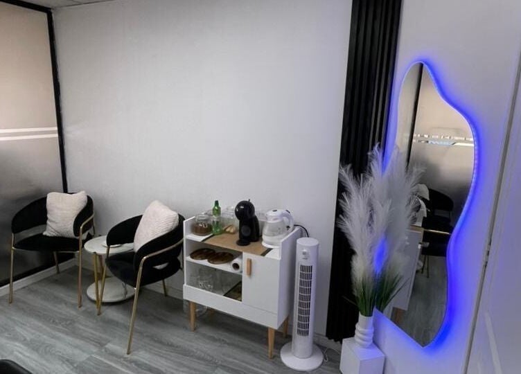 Espacio acogedor en YessiStudio.cl, Providencia, Región Metropolitana, CL, con sillas y espejo iluminado.