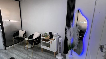 Espacio acogedor en YessiStudio.cl, Providencia, Región Metropolitana, CL, con sillas y espejo iluminado.