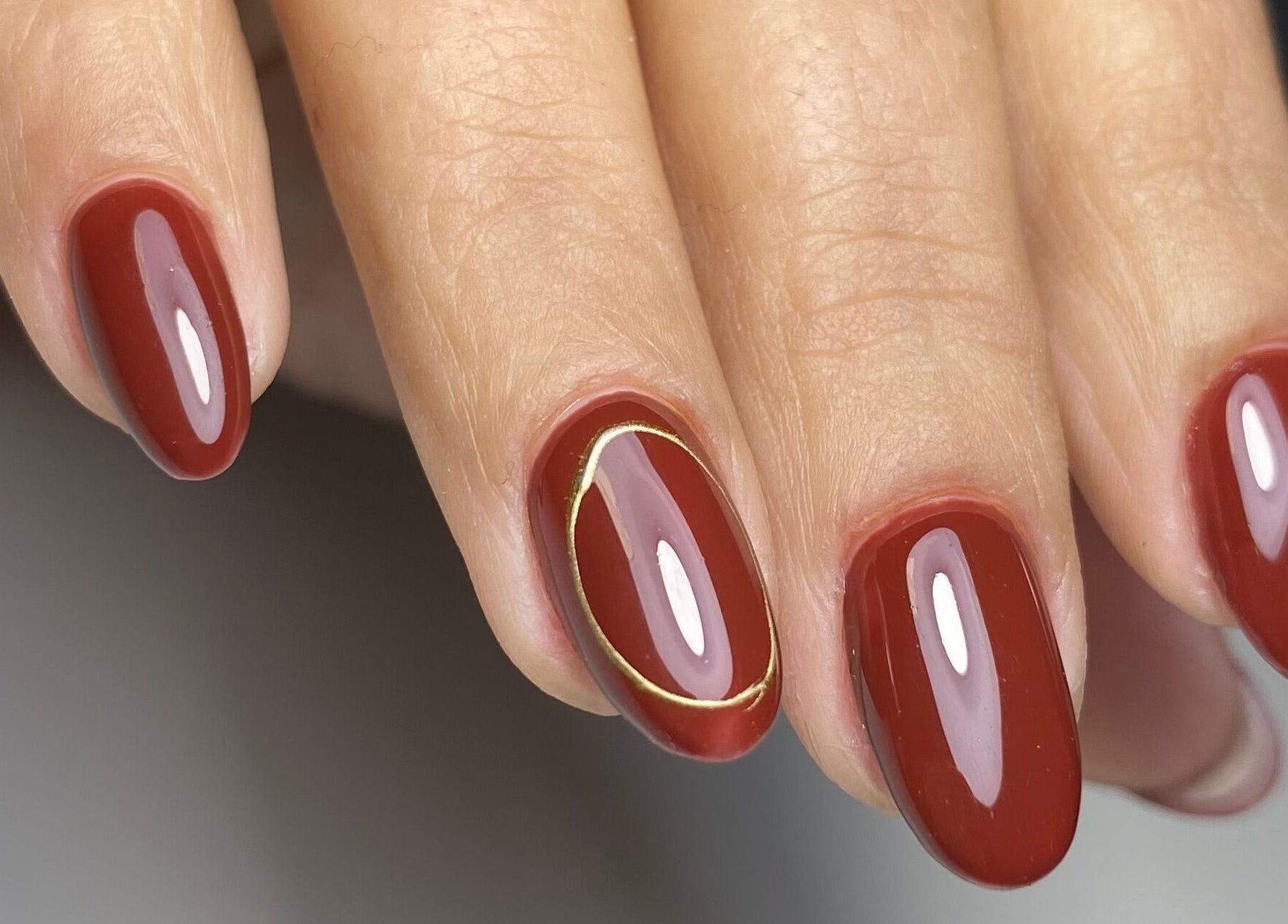 Uñas rojas con diseño dorado en YessiStudio.cl, Providencia, Región Metropolitana, CL.