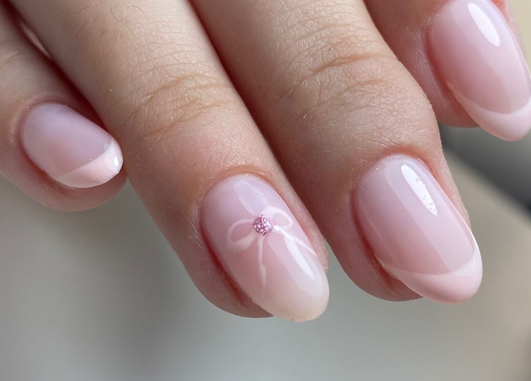 Manicura elegante en YessiStudio.cl, Providencia, Región Metropolitana, CL. Diseño rosa delicado.