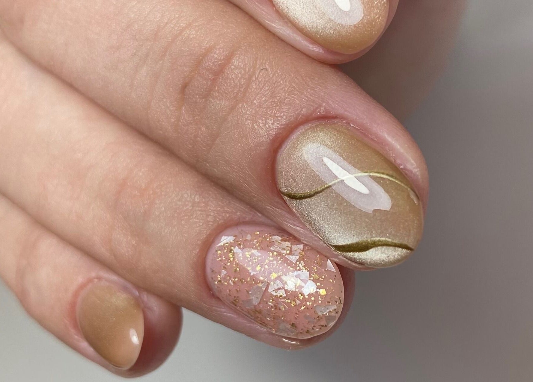 Elegante manicura dorada y brillante en YessiStudio.cl, Providencia, Región Metropolitana, CL.