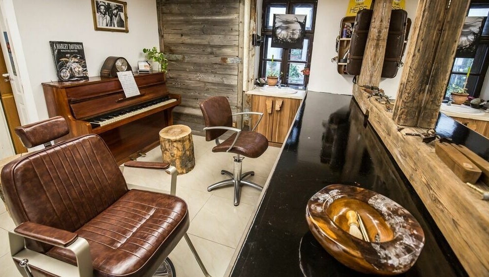 Barber szék és zongora a Fredy Barbershopban, Győr, HU.